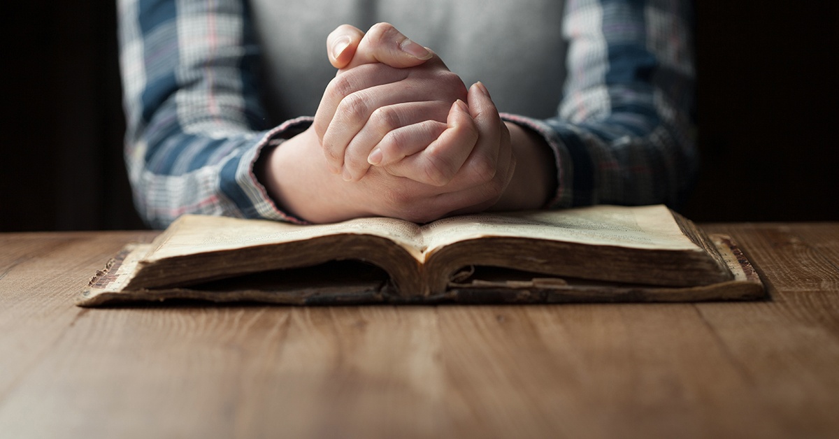 Woman_hands_praying_with_a_bible_in_a_dark_over_wooden_table_-_1200x628 Woman_hands_praying_with_a_bible_in_a_dark_over_wooden_table_-_1200x628